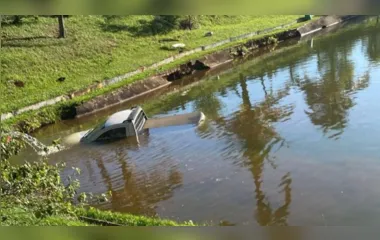 Motorista perde controle e carro cai dentro de lago em pesqueiro no PR