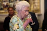 “Velha do Ano”: Rainha Elizabeth recusa prêmio