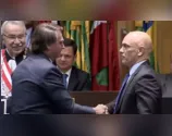 Bolsonaro e Moraes se cumprimentam em cerimônia