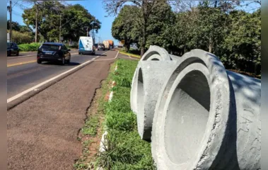 Tubos de concreto, com diâmetro de um metro e vinte centímetros, já foram levados à rodovia