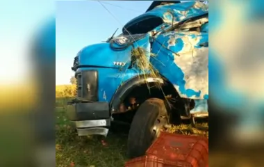 Segundo informações de populares, a colisão aconteceu após o pneu do caminhão estourar