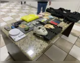 Drogas, arma, munições, entre outros objetos foram apreendidos