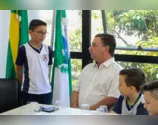 Prefeito Sérgio Onofre recebe alunos da Escola Padre Germano