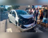 Veículo sobe em calçada e quase invade bar após colisão em Apucarana