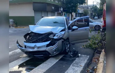 Veículo sobe em calçada e quase invade bar após colisão em Apucarana