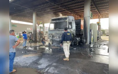 Cabine do caminhão ficou destruída