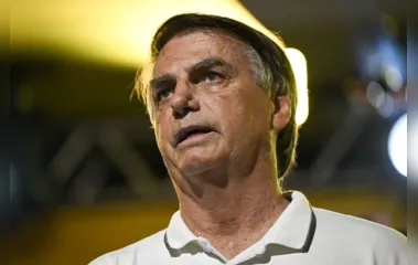 Internado com desconforto intestinal, Bolsonaro é levado para SP