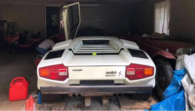 Jovem encontra Lamborghini esquecido na casa dos avós