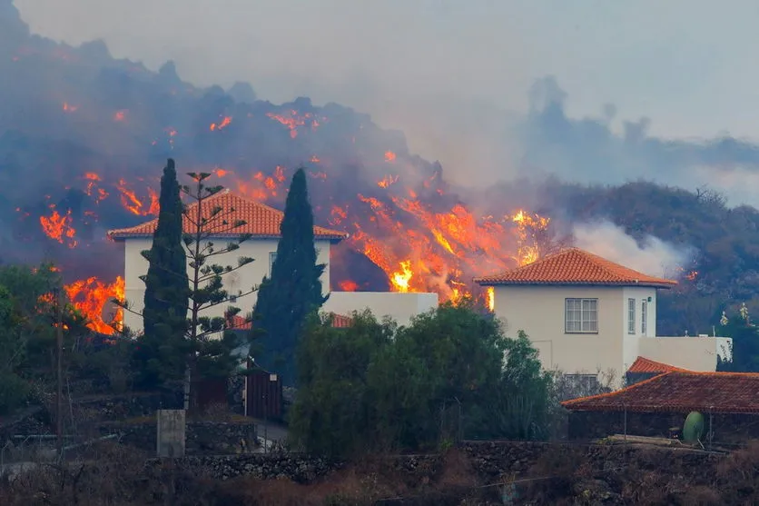 Lava de vulcão nas Ilhas Canárias atinge residências