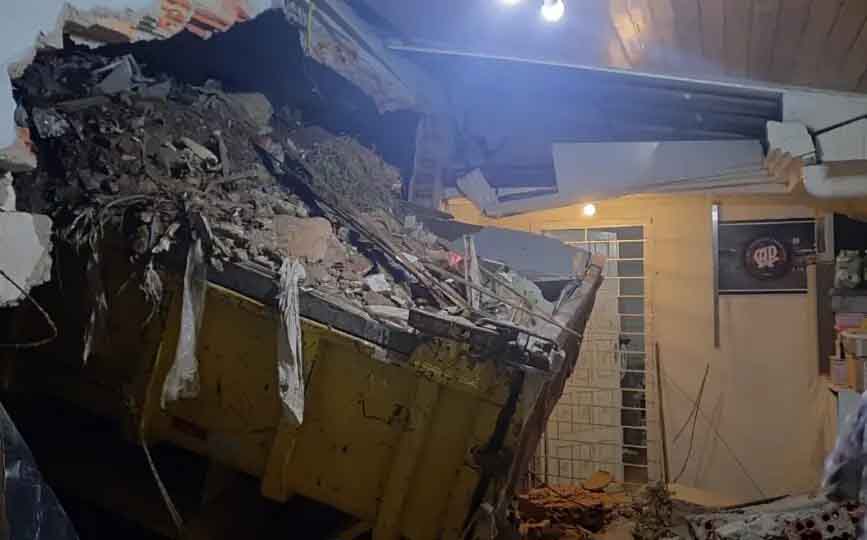Caminhão desgovernado destrói parede e invade casa no PR