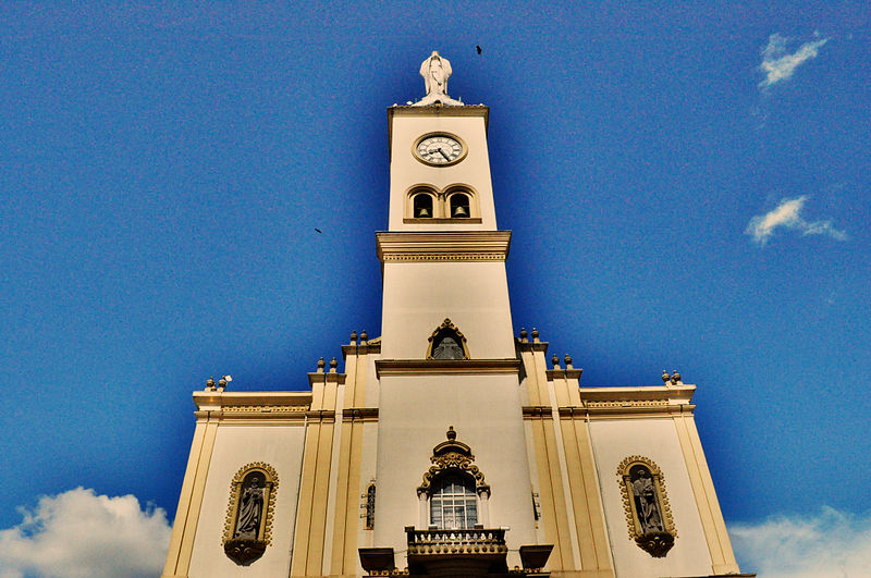  Apóstolos ganharam estátuas na entrada principal da Catedral Nossa Senhora de Lourdes, em Apucarana 