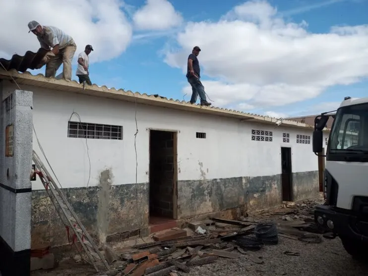  Funcionários da Prefeitura de Arapongas retiram telhas e madeiramento antes da demolição 