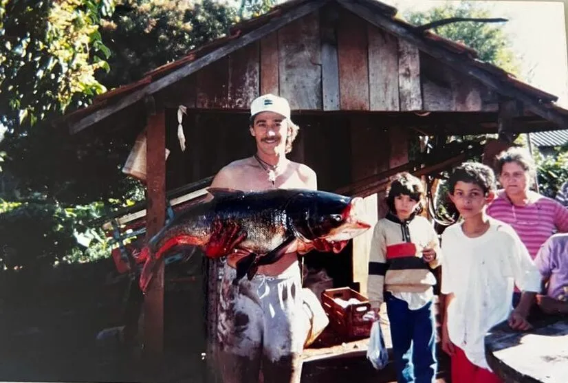  Beto Vaca com o peixe que retirou do Jaboti em 1996 