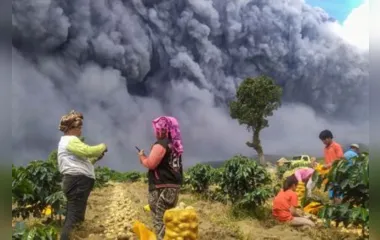 Vulcão entra em erupção na Indonésia; assista