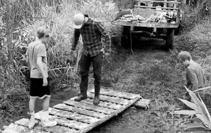 Rodrigo Hilbert ensina filhos a construir uma ponte
