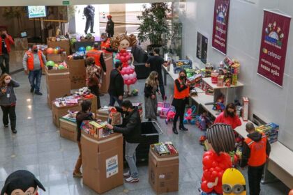 Celepar entrega brinquedos para a campanha Paraná Piá