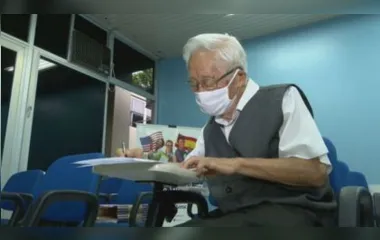 Antônio, de 82 anos, pretende se formar em medicina na UEL