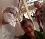 Idosos recebem cuidados de cabeleireira voluntária de Apucarana