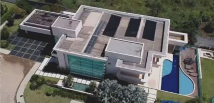 Flávio Bolsonaro compra mansão de R$ 5,97 milhões