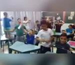 Crianças festejam ao poderem retirar máscara de proteção em escola