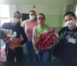 Voluntária entrega rosas para mães internadas no Providência