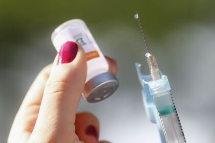 Prefeitura investiga pessoas que tomaram 3 doses da vacina