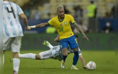 O jogo começou e, aos cinco minutos, a partida foi paralisada na Neo Química Arena, em São Paulo