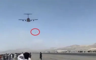 Pessoas caem de avião ao tentarem deixar o Afeganistão; Veja
