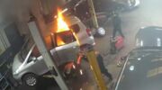 Mecânico não percebe e incendeia carro durante reparo; Vídeo