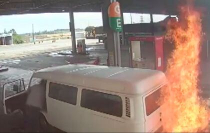 Vídeo: Kombi pega fogo após abastecer em posto no Paraná