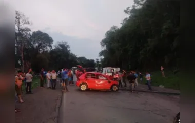  O acidente envolveu um carro e um caminhão que colidiram de frente 