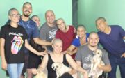 Família raspa o cabelo para apoiar mulher com câncer