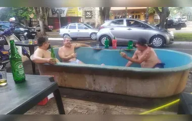 Amigos colocam piscina em Avenida de Maringá e viraliza