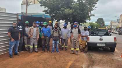 Trabalhadores protestam em Apucarana e pedem salários; veja