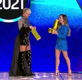 Xuxa recebe presente inusitado durante Prêmio Multishow