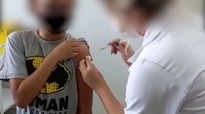 Enfermeira injeta seringa, mas não aplica vacina em criança
