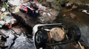 Bombeiro sofre acidente em Londrina e carro cai em riacho