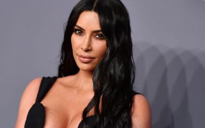 Kim Kardashian publica foto com biquíni minúsculo