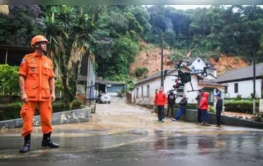 Bombeiros retomam buscas a desaparecidos em Petrópolis