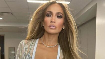 Com body fio dental, Jennifer Lopez surpreende