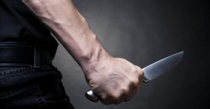Homem ataca namorado da ex-companheira a facada na região