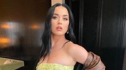 Katy Perry posta clique com look com estampas de cobras