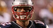 Tom Brady enquanto quarterback dos Patriots em jogo contra os Washington Redskins, no ano de 2009