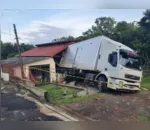 Caminhão invade casa em Ponta Grossa e destrói fachada