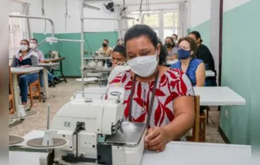 Apucarana inicia aulas do curso de costura industrial de camisetas