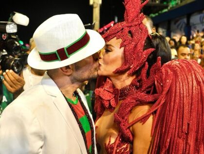 Paolla Oliveira e Diogo Nogueira trocam beijos na avenida