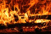 Residência pega fogo por causa de fogão a lenha em Apucarana