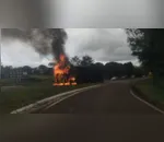 Carreta pega fogo na PR- 272, no município de Cruzmaltina