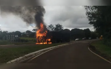 Carreta pega fogo na PR- 272, no município de Cruzmaltina