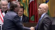 Bolsonaro e Moraes se cumprimentam em cerimônia